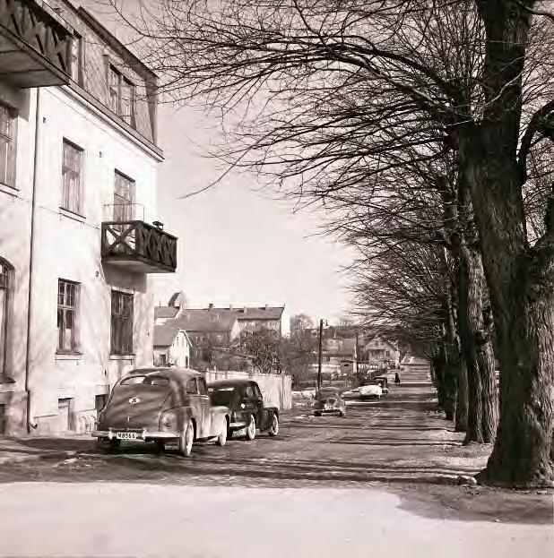 Bilder tagna av fotografen Johan Lindholm. Hans fotoarkiv finns idag hos Västra Göinge hembygdsförening. Till vänster Andra Avenyen från väster. Fotot taget 1954 innan Televerket bebyggde fastigheten.
