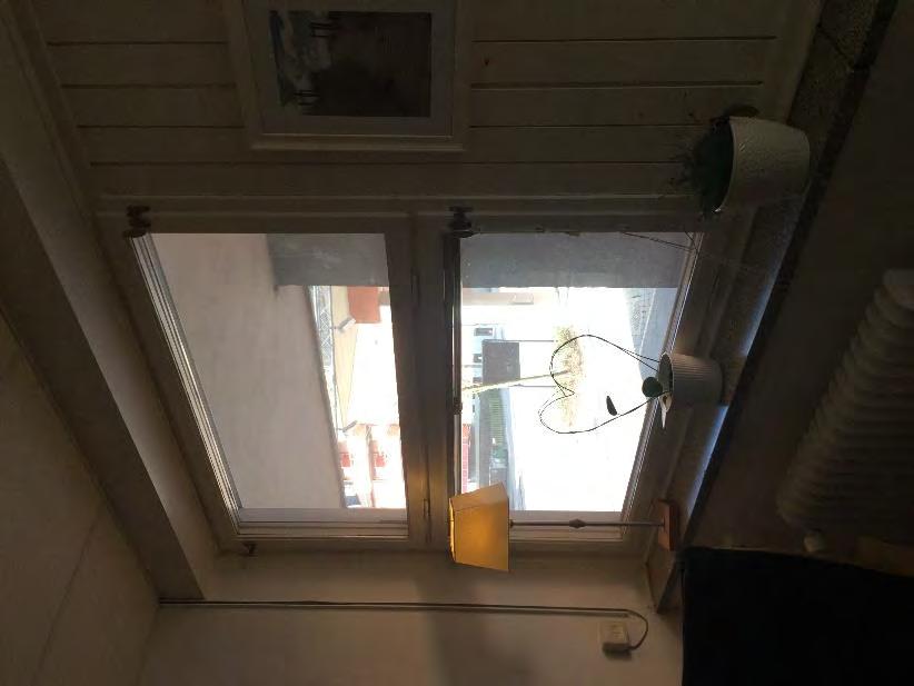 På det övre våningsplanet, ut mot Andra Avenyen, är fönstren istället betydligt färre och parvis grupperade.