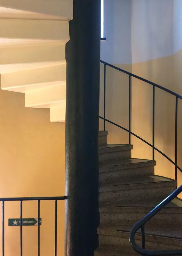 Interiört finns få men några värdefulla detaljer bevarade, som alla bidrar till byggnadens karaktär. Till vänster detalj av trapphus med trappspindel i grå terrazzo och räcke i svartmålat smide.