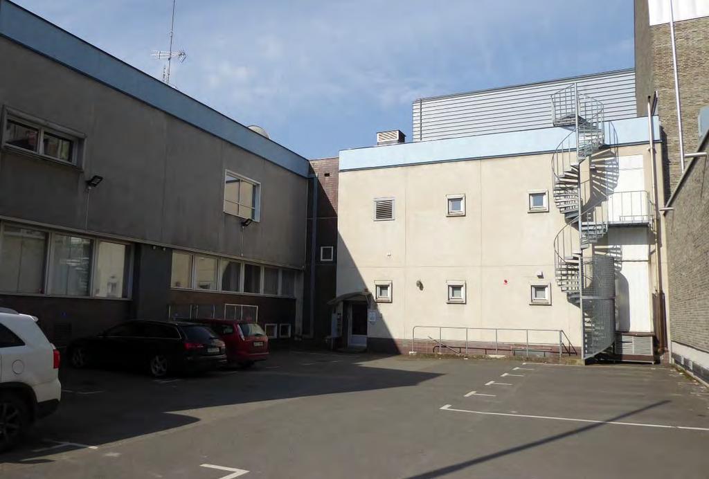 Telestationens innergård så som den ser ut idag. Där tillbyggnaden med brandtrappa låg tidigare ett garage för tre av Televerkets bilar.