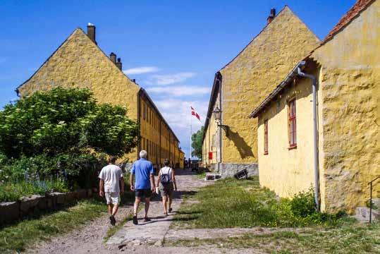 sidor i sundet. Mot Fredriksö ligger man med boj som akterfäste och på själva Christiansö ligger man långsides. Hamnen är inte stor så det kan bli trångt en högsommardag.