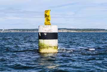 Leden är tre meter djup och kantas av flera nya gulsvarta kardinalmärken som gör det enkelt att navigera. Ostpricken utanför det luriga grundet vid Rivö huvud kommer att glädja många.