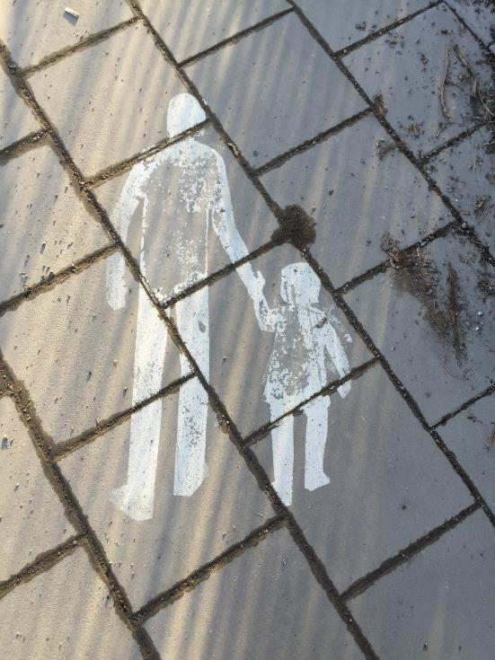 Nyanländas beskrivning av hälsans utmaningar familjesplittring dålig ekonomi trångboddhet avsaknad av arbete språksvårigheter Nyanländas beskrivning av hälsofrämjande faktorer tryggheten i det