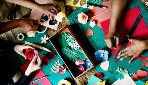 Scrapbookingkurs Häng med på en scrapbookingkurs under fem tillfällen. Vi lär oss grunderna inom scrapbooking och kommer att göra några fina saker som vi kan ta oss med hem.