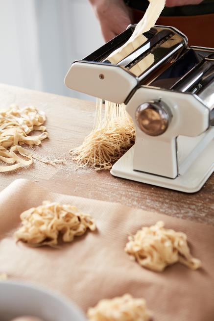 Pastamaskin Remo Tack vare rullsystemet sju justerbara positioner fås pastablad mellan ca. 0,3 mm och 2 mm tjocka. Tillverkad av kromstål.