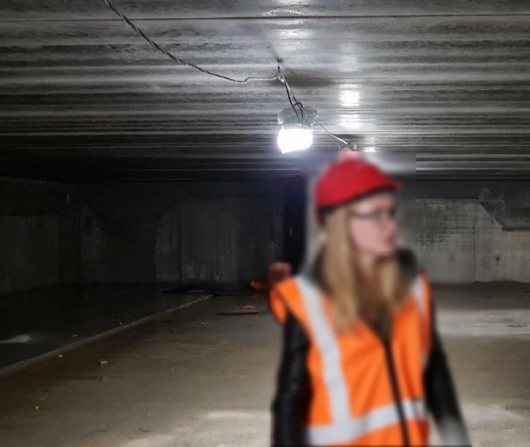 Examensarbete: PROVISORISK TAKBELYSNING VID BYGGARBETSPLATSER Figur 4.9: Oupplysta väggar gör rummet mörkare. (Foto: R.Ajamlou) 4.3.