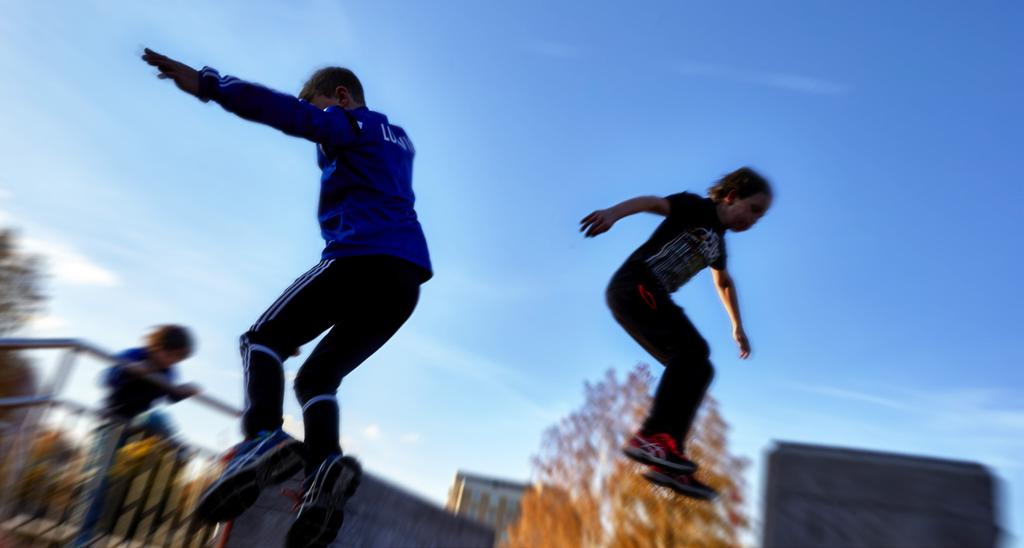 Här hittar du ett urval av allt som händer för barn och unga i sommar. Hoppas du får ett aktivt sommarlov! Testa parkour på Spetsamossen du också!