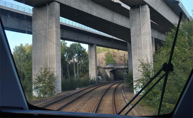 Bropelare vid Södertälje Syd En annan lösning är att ha två omlopp, Stockholm Örebro och Örebro Stockholm med eventuell förlängning till Arlanda och Uppsala.