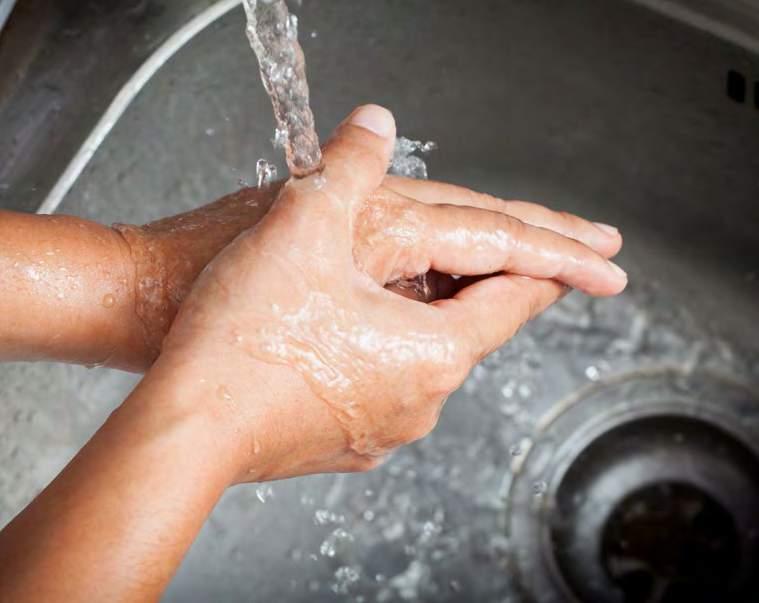 Handhygien är rena friskvården Sjukdomar och sjukfrånvaro kostar samhället enorma summor varje år. Bovarna är i många fall bakterier och virus.