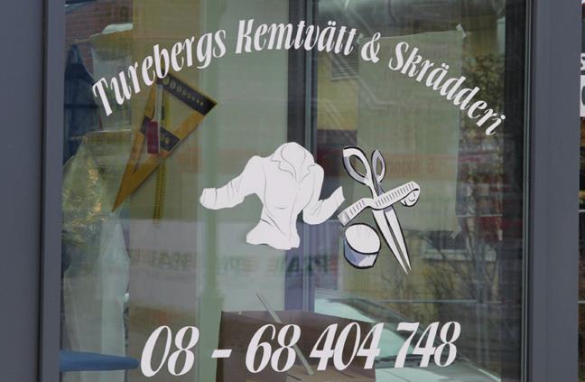 Man målar, trycker eller klistrar text och symboler på en skiva av plåt, plast eller annat material.
