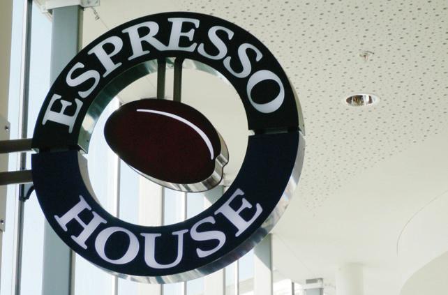 Om man ger bokstävernas eller logotypens sidor en avvikande färg blir skylten både tydligare och mer lättläst. Ett alternativ kan vara en transparent planskylt med text och symbol i relief.