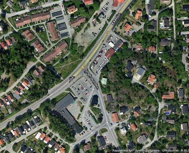 2 ÖVERSIKTLIG BESKRIVNING AV OMRÅDET 2.1 OMRÅDESBESKRIVNING Det studerade området ligger vid Träkvista i Ekerö kommun. Området omges av befintlig bostadsbebyggelse och naturområden. (se figur 2.1).