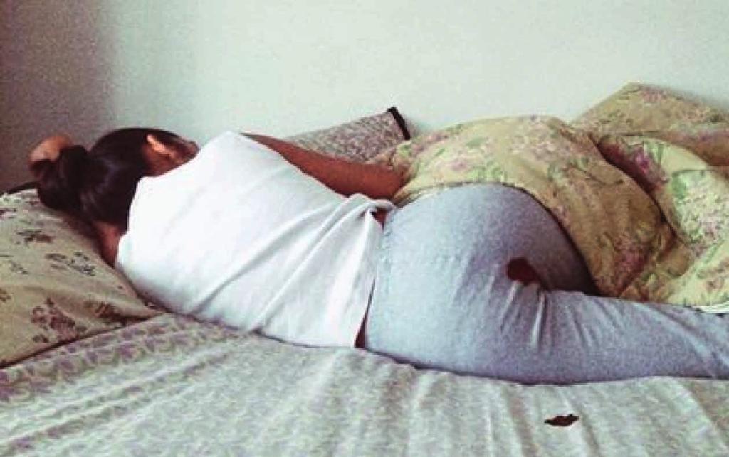 I mars 2015 la konstnären Rupi Kaur ut den här bilden på Instagram. Den raderades två gånger av företaget för att den bröt mot deras policy.