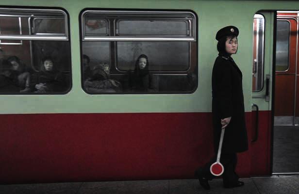 Tunnelbanetåg i Pyongyang, Nordkorea. Solfilmen i fönstren gör att passagerarna ser ut som skräckfigurer.