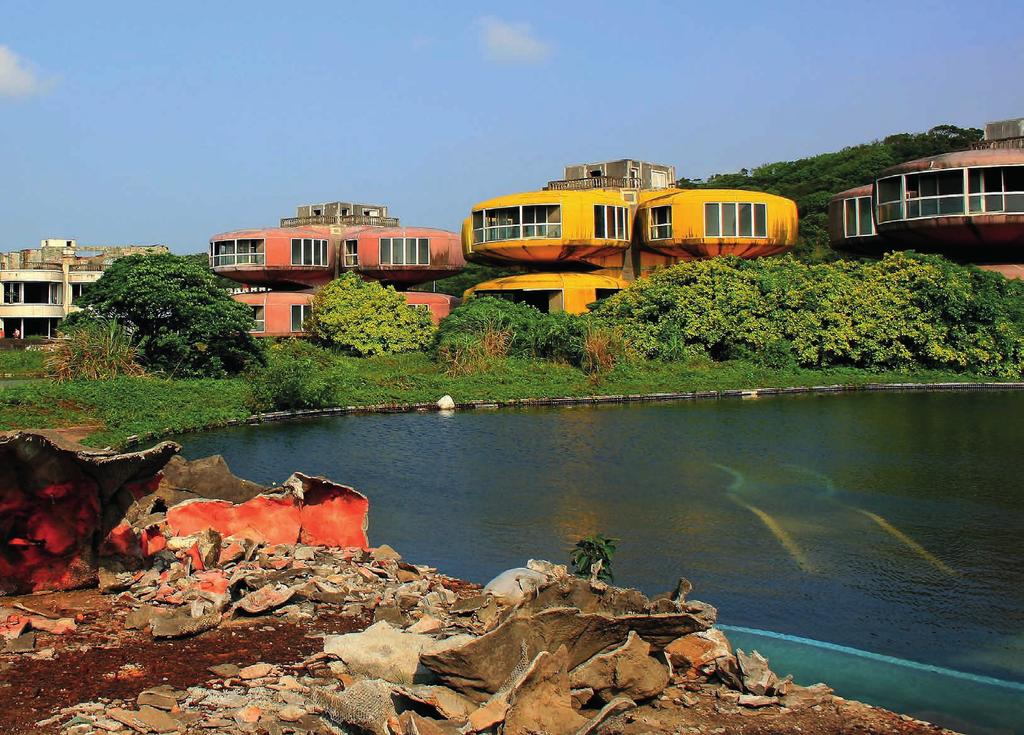 Sanzhi UFO houses (även kallat Sanzhi Pod City) började byggas år 1978 utanför Taipei i Taiwan och var tänkt att bli en futuristisk semesterort för rika stadsbor.