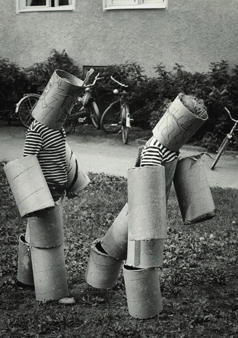 Bandhagen, 1963. Barn i papprör.