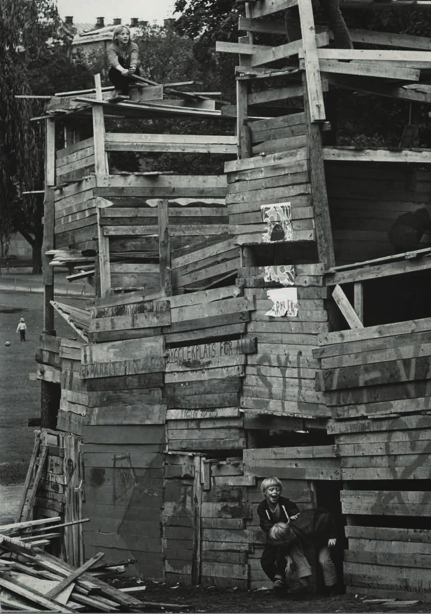1970-tal. Lekplats med bygge av plankor.