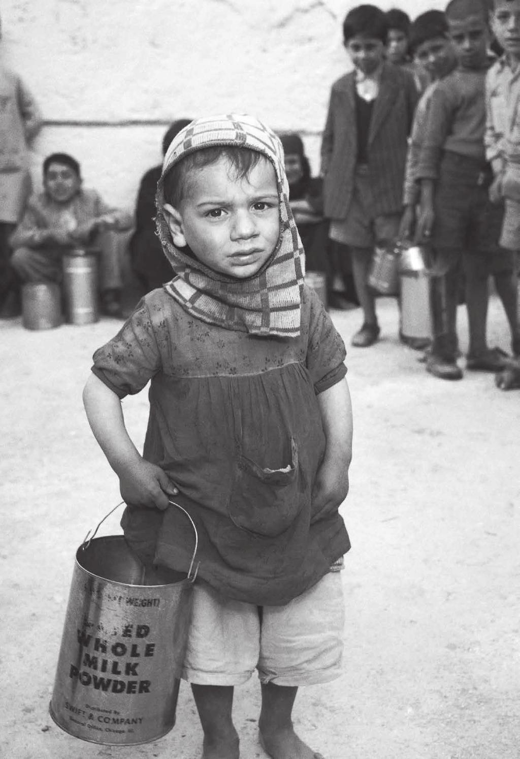 Damaskus, Syrien, 1949 En arabisk flyktingpojke väntar på sin dagliga ranson av nödmat från