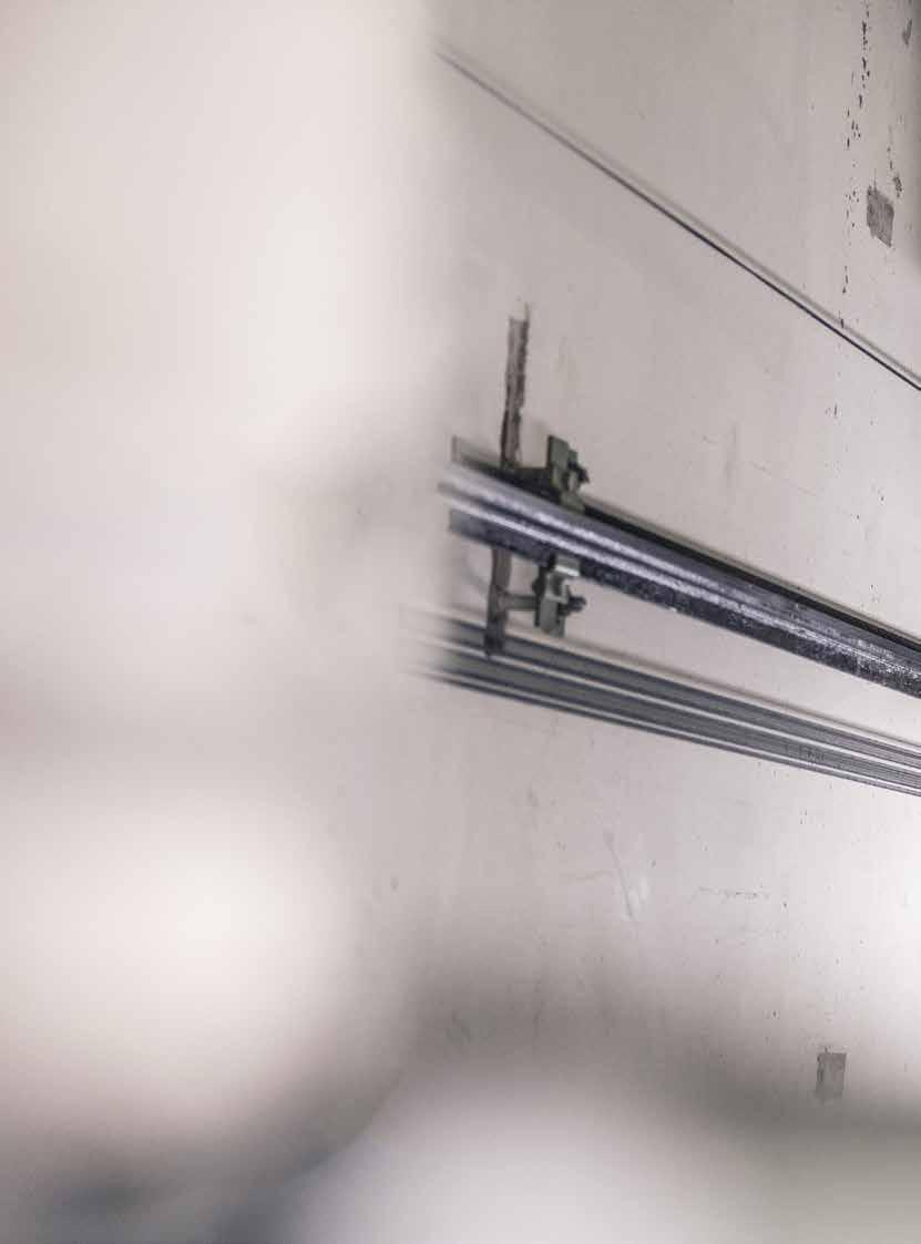 NYA HISSAR PÅ SVENSHÖG arbetet fortsätter Tretton hus med vardera tre trappuppgångar. I varje trappuppgång en hiss. Det blir totalt 39 hissar.