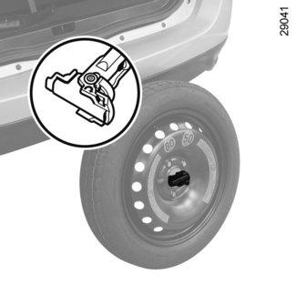 Från bilens utsida, ställ hjulet upp, tryck på låset 5 och vrid det ett kvarts varv. Lossa vajern från fälgen så att den frigörs.
