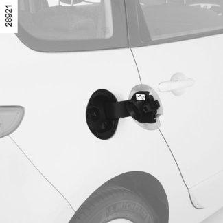 BRÄNSLETANK (1/3) A Bränsletankens rymd: Cirka 60 liter. Med bilen upplåst öppnar du luckan B genom att placerat fingret i urtaget C. Ventilen A är inbyggd i påfyllningsledningen.