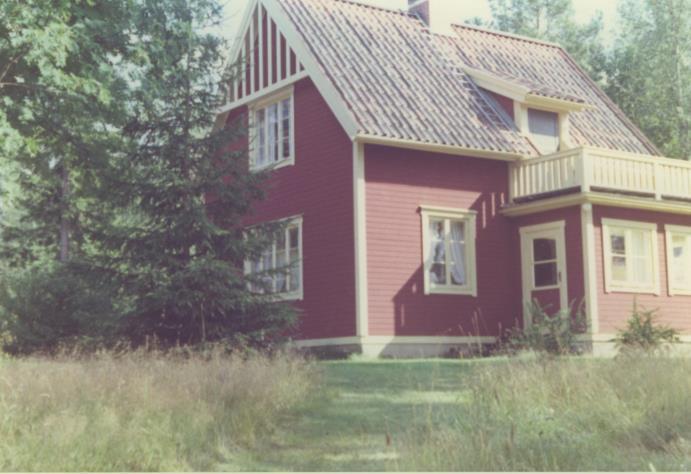 3 Ebba och Werner bodde sedan i lägenheten, men vistades sommartid i Dalarna på Albacken och höstar och vårar i Hållnäs på Brännvinsbron.