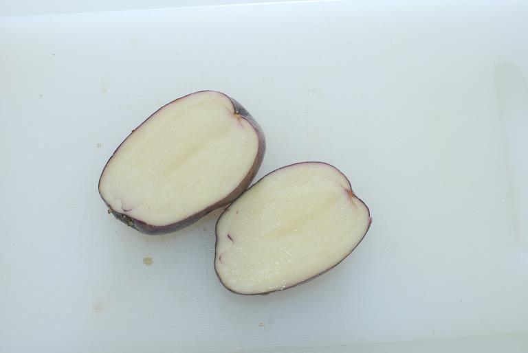 matpotatis. Knölarna är ljusröda och runda med mycket djupa ögon.