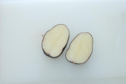 Knölarna rundrundovala med mörkt blått skal (röd variant, se ). Färgen ligger under korklagret. Köttfärg vit.