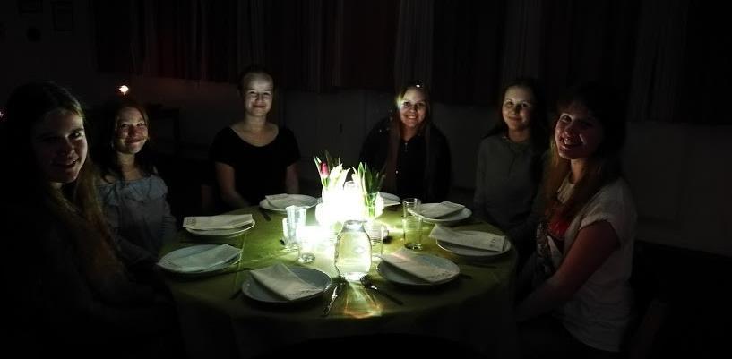 Eftersom det tidsmässigt låg på torsdagsgruppens danstid så valde även denna grupp att sitta med och lära sig lite nytt.