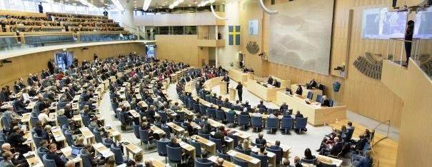 SVERIGES RIKSDAG Riksdagen är den högsta beslutande församlingen i Sverige. Vart fjärde år väljer svenska folket vilka 349 personer som ska företräda dem i riksdagen.
