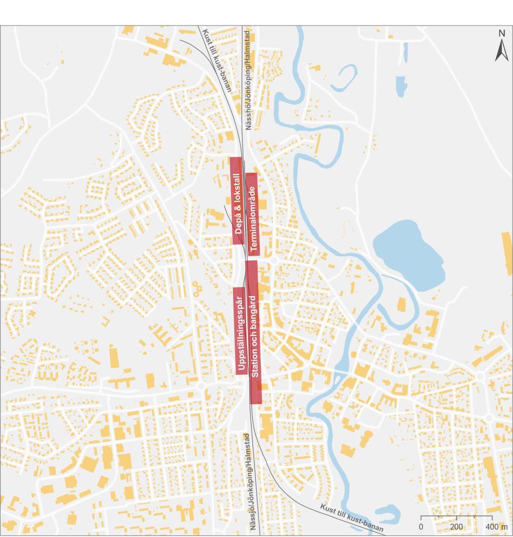 Värnamo station ligger i de västra delarna av centrala Värnamo. Stationen har två plattformar, en kortare sidoplattform invid stationshuset och en mittplattform som nås via en planövergång. Figur 51.