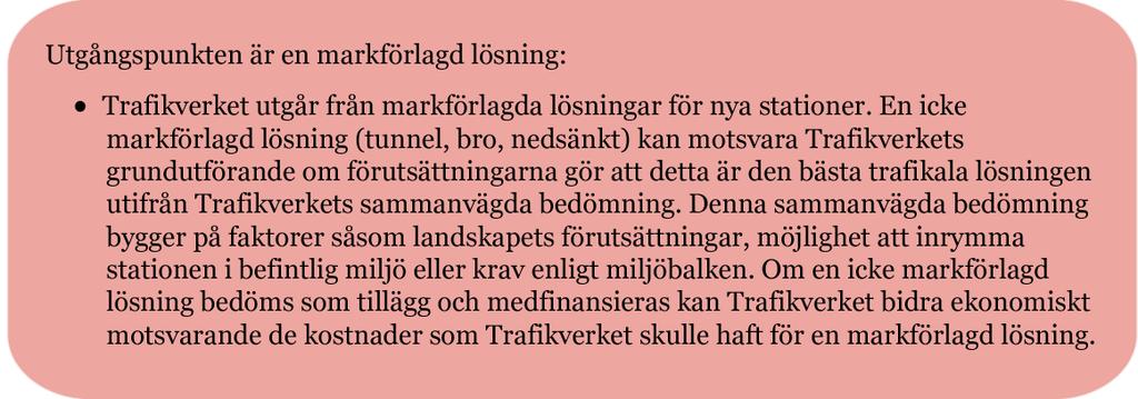 För att klara en full retardation från 320 km/h krävs en inbromsningssträcka på cirka 8 km. Hastigheten på passerande tåg påverkar även utformningen av stationen.