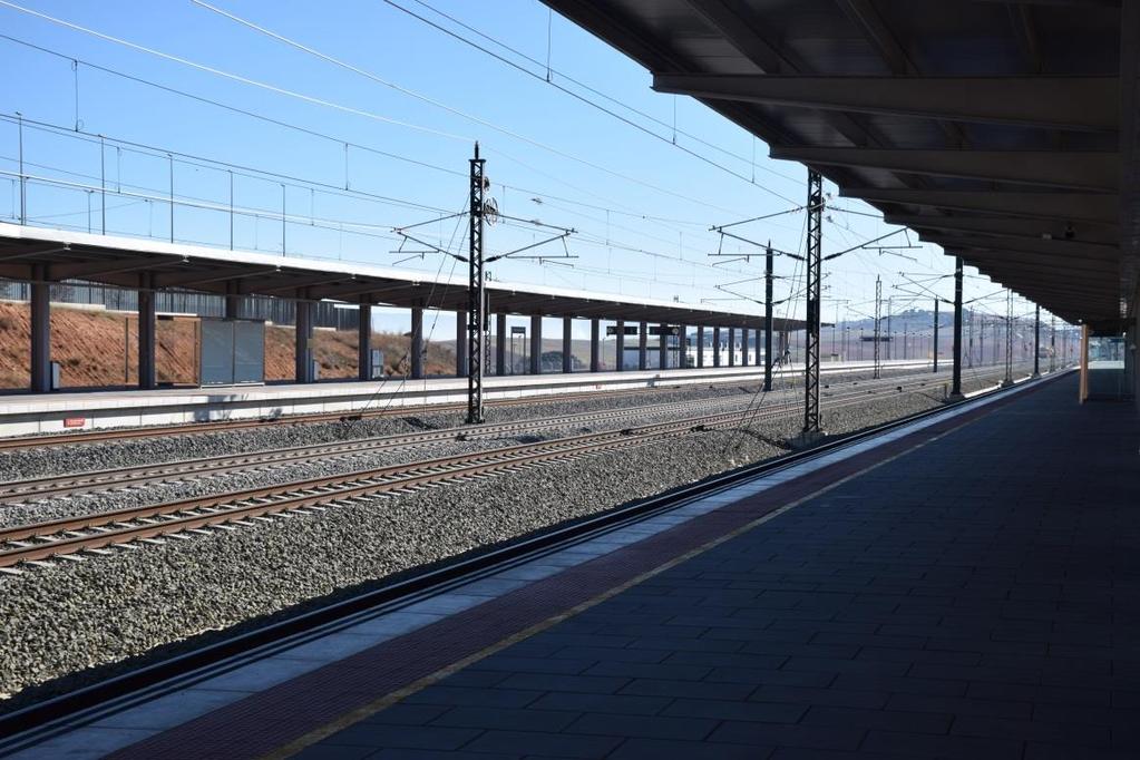 Figur 30. Höghastighetsstation utanför Madrid i Spanien. 6.3. Principer för stationslägen Generellt är det möjligt att angöra de tänkta stationsorterna i ortens centrala delar eller perifert på dess östra alternativt västra sida.
