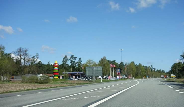 Platsens förutsättning att bli ett handelsområde är god när man tittar på dess placering utmed och nära högt trafikerade vägar och centrum.