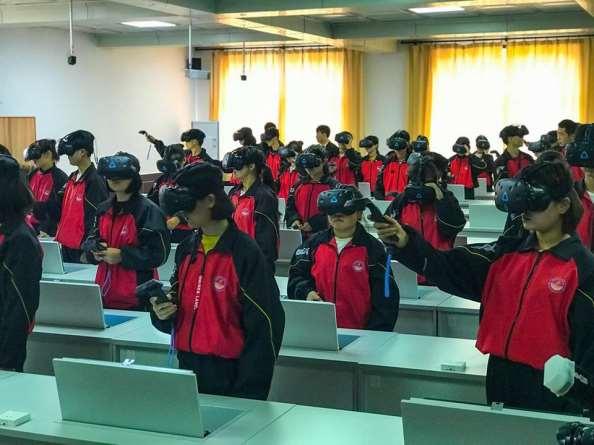 Virtuell verklighet (VR) Passar för 3D-dataspel Lämpligt för simuleringar, fjärrstyrning av