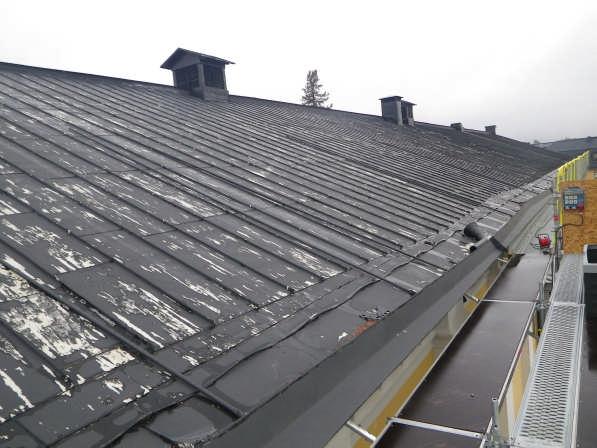 Plåt med märkning Stockholms galvaniseringsfabrik Plåten hade målats 2001, men denna färg hade nu efter 10 år börjat flagna ordentligt och plåtarna var rostiga.