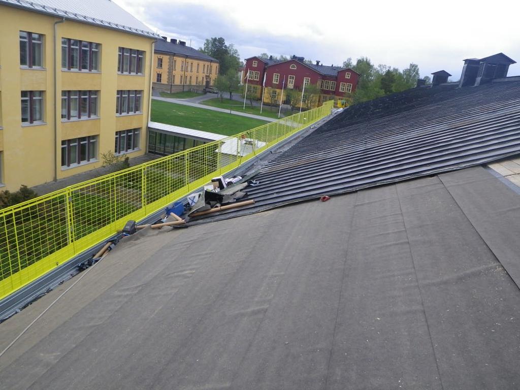 Foto: Rogers plåtslageri Skorsten Mitt på nocken satt två ventilationshuvar intill varandra. Den södra av dessa två visade sig under arbetena vara i dåligt skick.