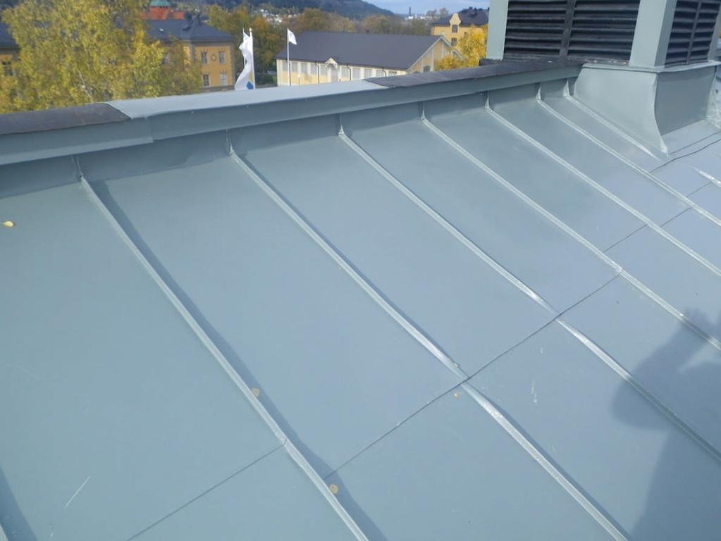 Plåarbeten vid nock Foto: Rogers plåtslageri Skorstenar Plåten på skorstenar och ventilationshuvar skulle också bytas. Inför bytet mättes den gamla plåten och revs sedan.