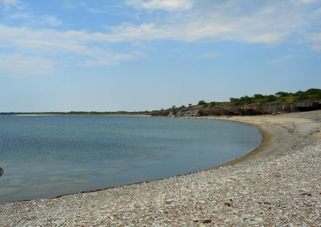 Mötet mellan land och vatten är något som människan värderar högt. Utsikten, landskapet och möjligheten till aktiviteter bidrar till strändernas stora attraktionskraft.