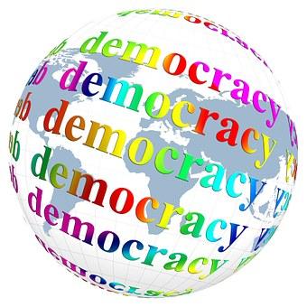 Utsikten Demokrati smakar gott, men är inget för latmaskar. Demokratin erbjuder möjligheter, men för att få ta del av dem måste vi använda våra demokratiska rättigheter.