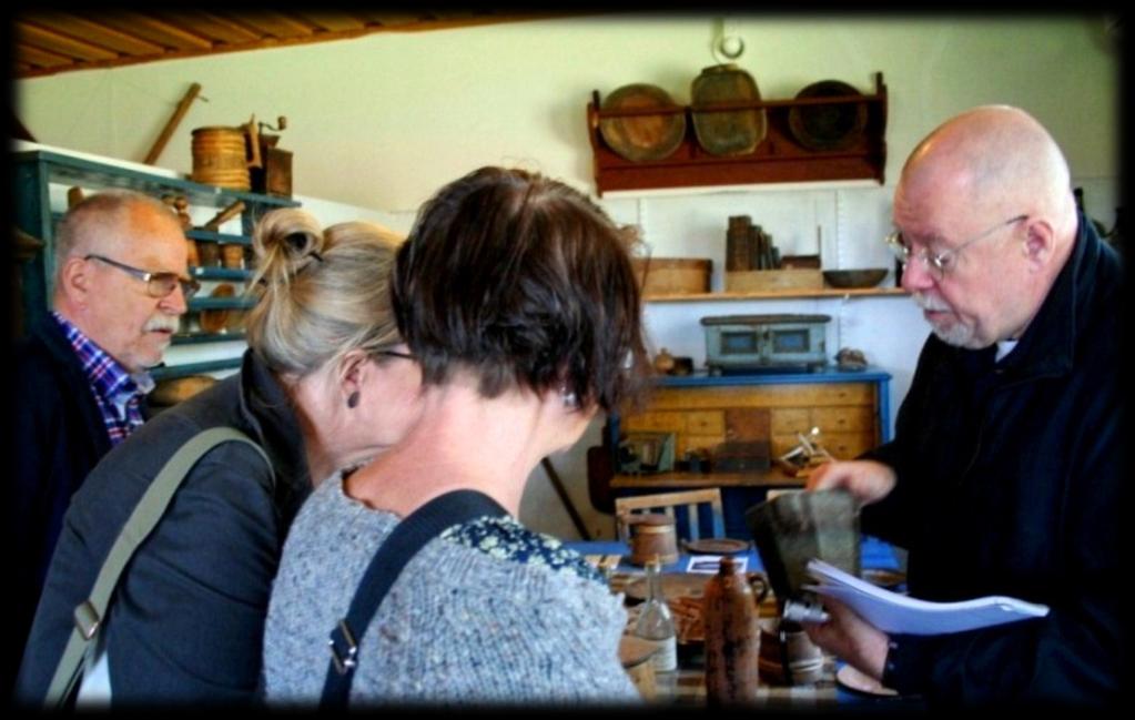 Folkkonstårets skattjakt inleddes i Ulrika Folkkonstårets inventeringsgrupp, ledd av Stefan Hammenbeck (th) undersöker keramik i jakt på dold folkkonst på Ulrika museum.