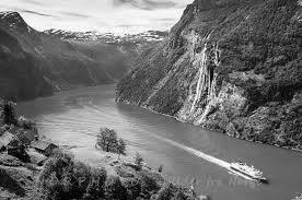 Vi far under dagen med bussen längs den undersköna Trollstigen som ger en fantastisk upplevelse.