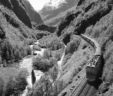 Middag på hotellet. 17 maj torsdag: Norges nationaldag! När vi ätit frukost och ha varit med att fira syttende mai, far vi på natursköna vägar till Geiranger.