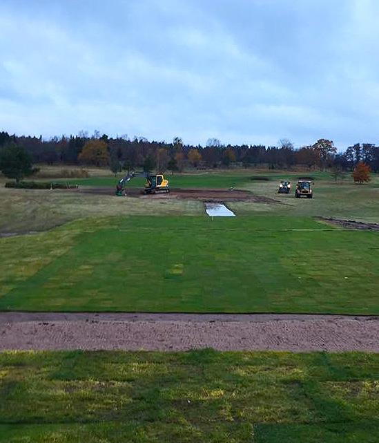 Det blir en fantastisk fin start på vår bana, med fairway hela vägen ut och en liten mur längs första delen av utslaget.