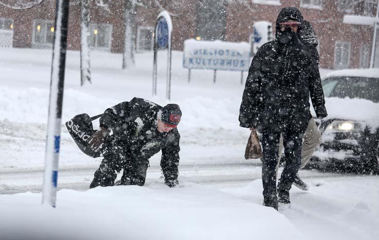 Barn skickades hem från skolan, och folk övernattade i stadshuset. Snökaoset slog till med full kraft på onsdagen.