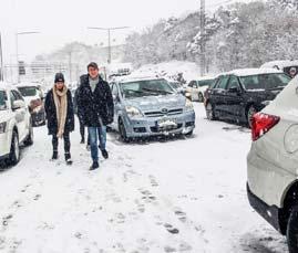 Vid halvsjutiden rullade de ut på länsväg 222 och delade ut maten till bilister som suttit fast i timmar. Det fanns personer som hade suttit fast sedan klockan åtta på morgonen.