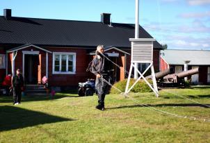 Ön har ju historiskt sätt varit en militär plats då med landstigningsförbud som följd. I dag är ju alla förbud är hävda och allmänheten är fritt välkomna att besöka fyren på Holmögadd.