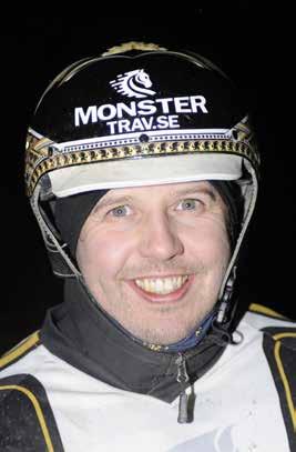 FREDRIK FRANSSON NY A-TRÄNARE PÅ BOLLNÄSTRAVET Fredrik Frasse Fransson heter Bollnästravets senaste tillskott på A-tränarsidan. PRESENTATION ÅLDER: 7. FAMILJ: Michaela, 8, hund, katt och alla hästar.