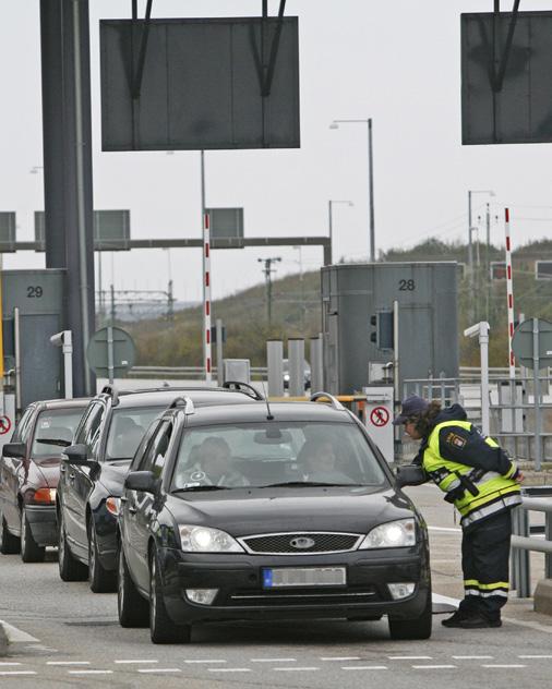 TULLVERKETS ÅRSREDOVISNING 2016 27 Av de som kontrollerats var 78 procent män. Flest kontroller gjordes av passagerare med flyg (41 procent) och i personbil (37 procent).