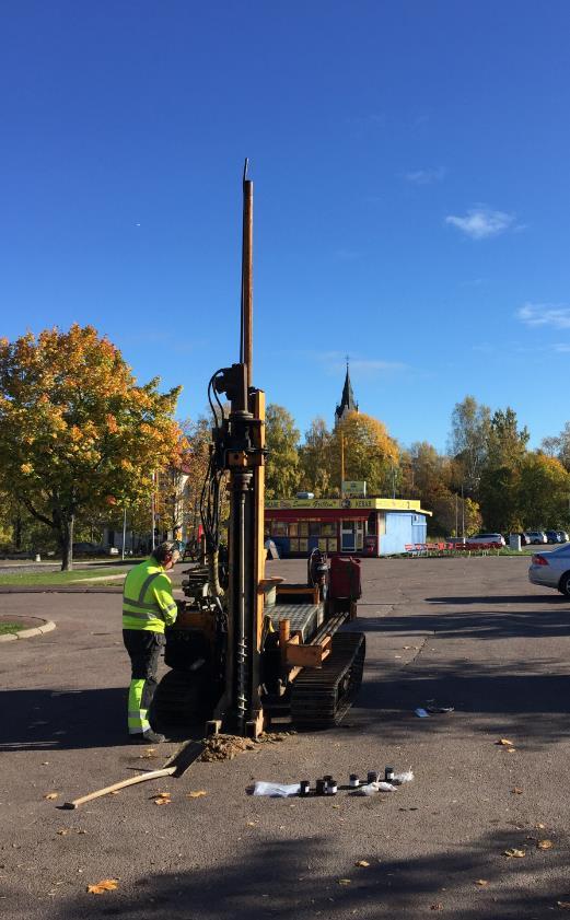 metallföremål. Undersökningen gav inga indikationer på kvarlämnade större metallföremål. 8 Resultat 8.1 Fältiakttagelser Vid provtagningen noterades petroleumlukt från ca två meters djup i 17ÅF01.